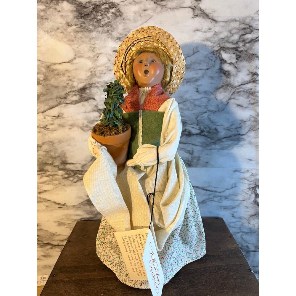 Byers Choice  Colonial Williamsburg Christmas Woman Holly Topiary Clay Pot 2001